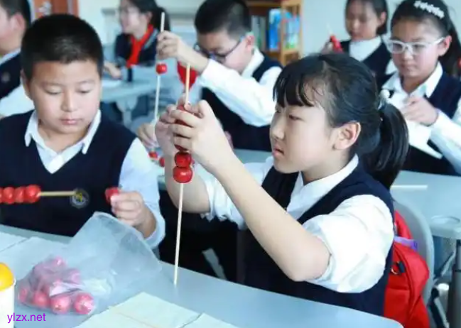 5岁男童吃搅搅糖不慎摔倒，竹签插喉7厘米