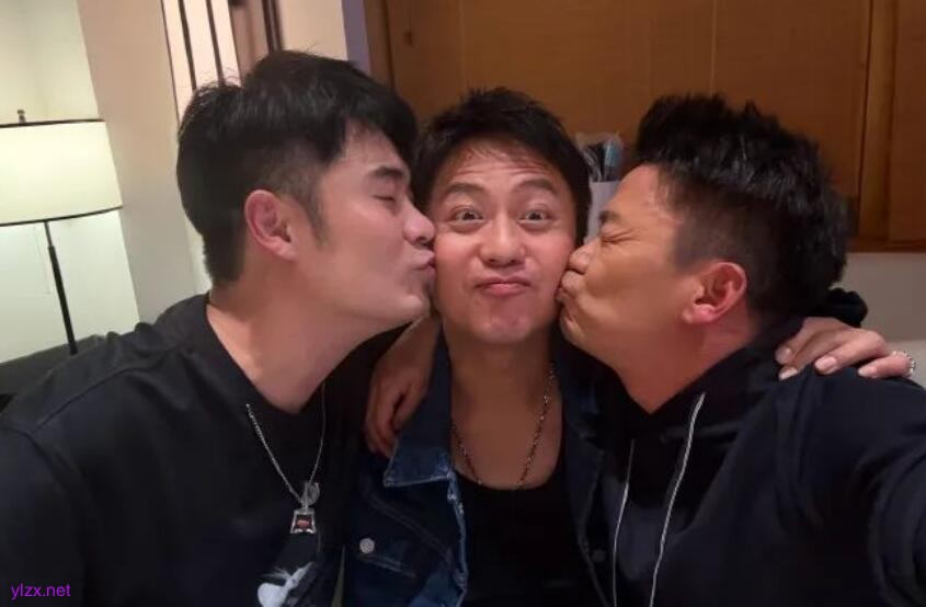 邓超晒与王宝强等人合影 配文：爱的爱的