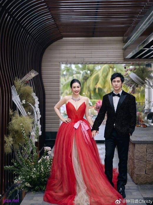 钟丽缇张伦硕姐弟恋甜蜜十年庆 十周年写真公开