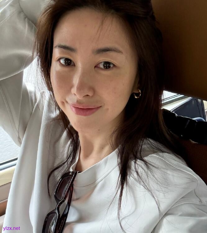 41岁朱珠晒素颜照 透露此前带了整整四个月妆