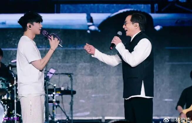 林俊杰晒与成龙同台照 两人将有合唱单曲