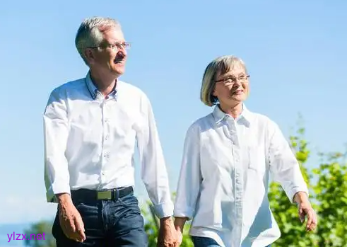 每天一万步真的健康吗?夏季早晨老年人走路之前请牢记2点 每天一万步真的健康吗?夏季早晨老年人走路之前请牢记2点