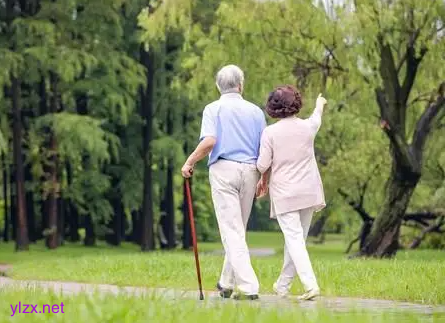 每天一万步真的健康吗?夏季早晨老年人走路之前请牢记2点 每天一万步真的健康吗?夏季早晨老年人走路之前请牢记2点