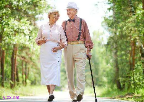 每天一万步真的健康吗?夏季早晨老年人走路之前请牢记2点 每天一万步真的健康吗?夏季早晨老年人走路之前请牢记2点