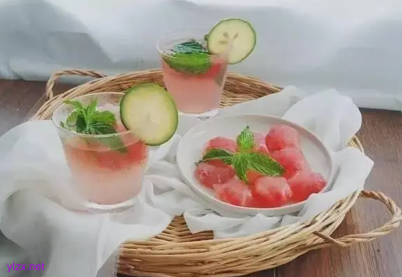 夏季炎热怎么通过饮食补水？2025新版膳食指南这样说