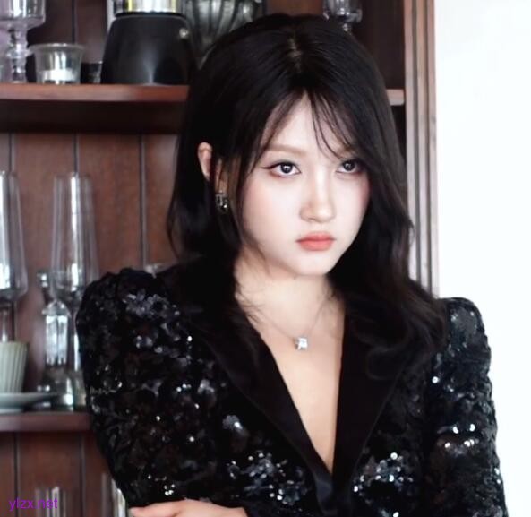 关晓彤回应戴假发:没什么设计 只是为了走路方便