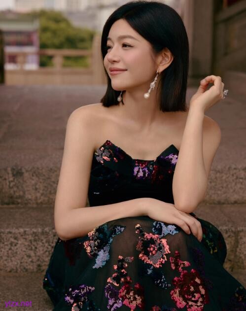 陈妍希亮相时装周红毯 绽放闪耀的魅力